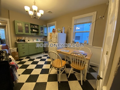 Mission Hill Spacious 4 bed 2 bath available NOW on Parker Hill Ave in Mission Hill!  Boston - $6,600